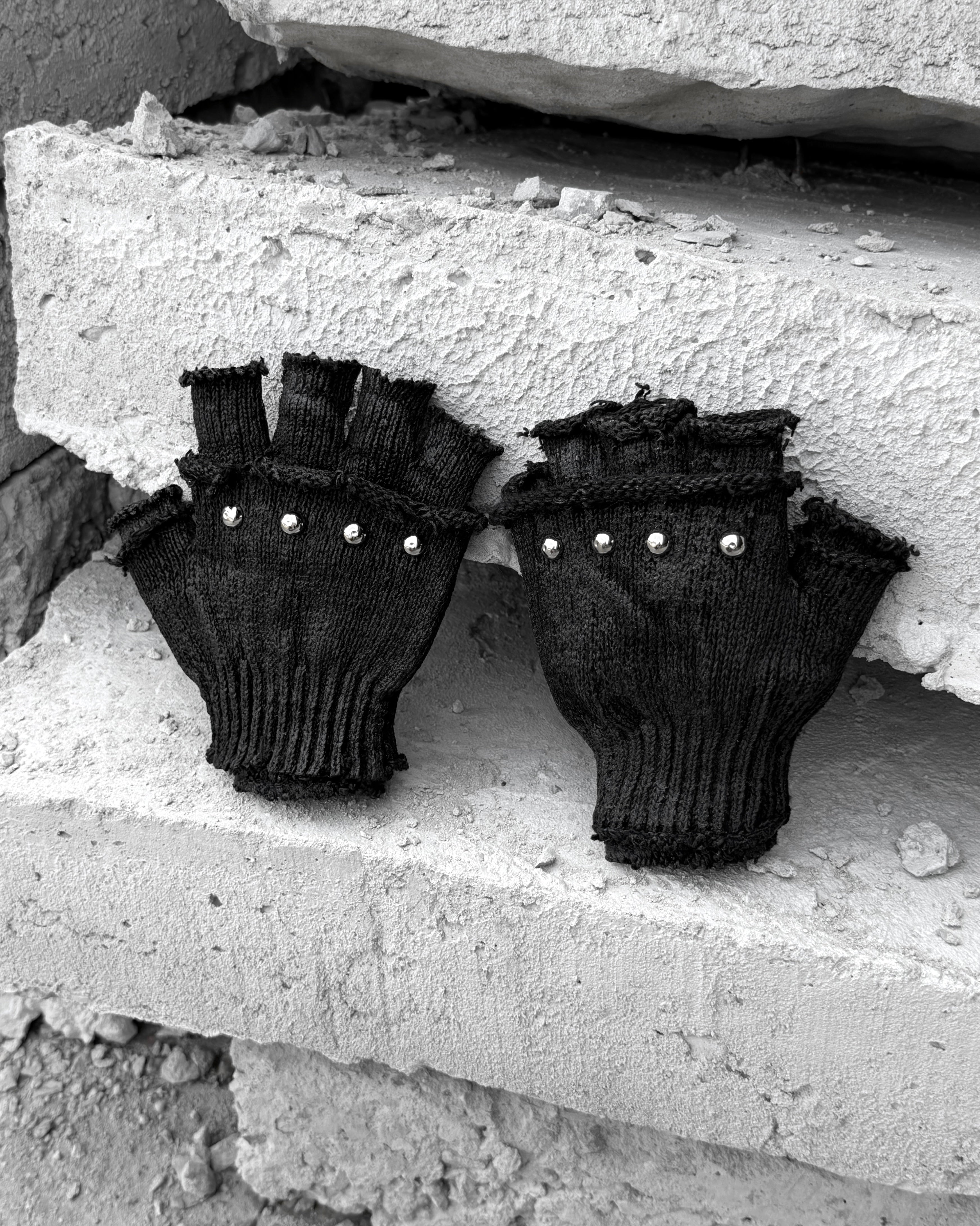 X ✴︎ gloves